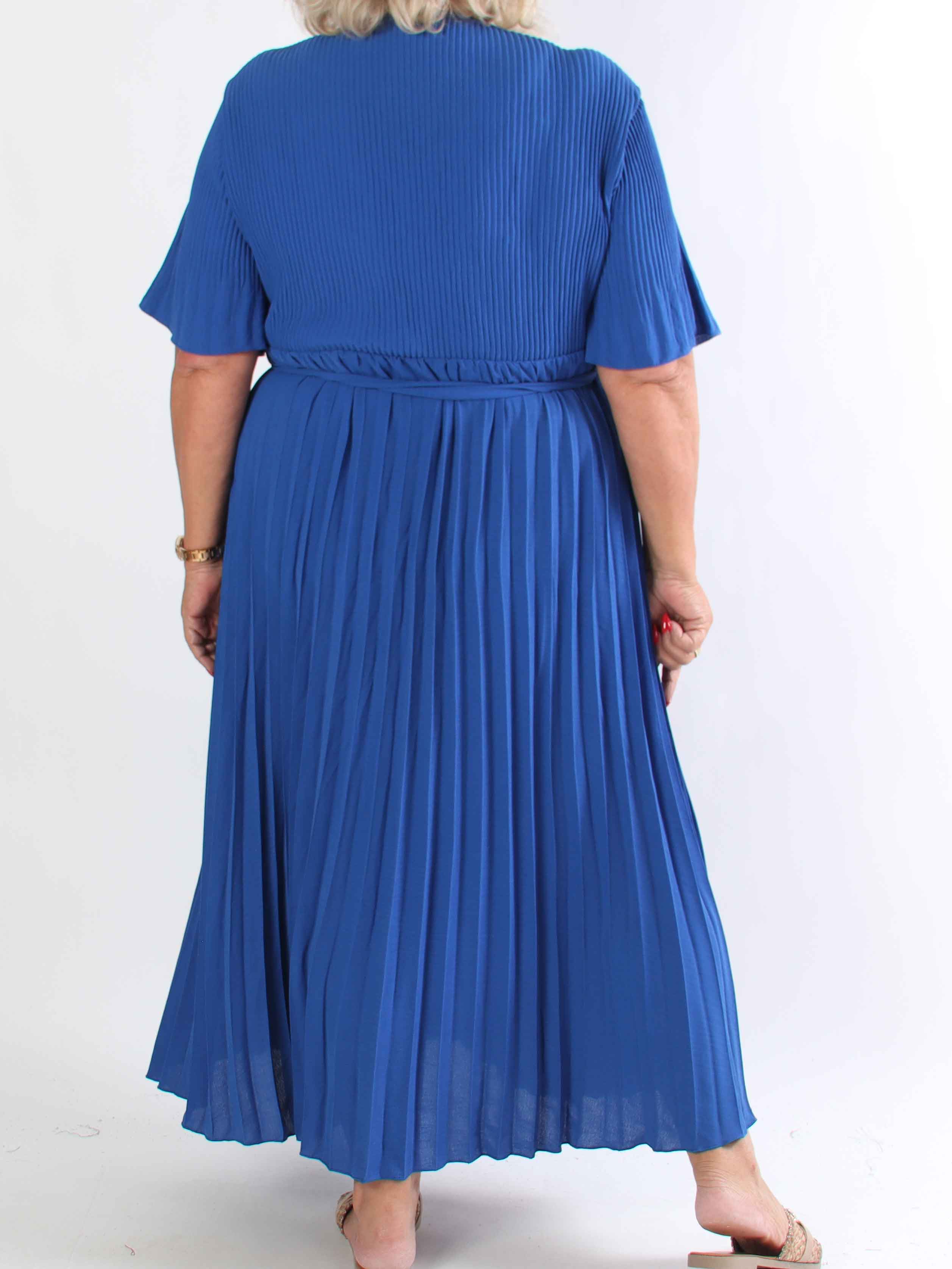 Solveig - Lang plisseret plus size kjole i viskose med bånd i taljen